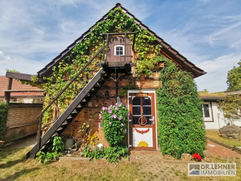 Backsteinsichtiges Nebengebäude