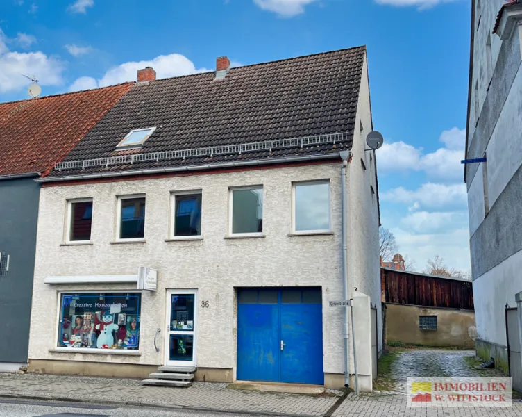 Vorderansicht - Haus kaufen in Pritzwalk - RESERVIERT- Wohn- und Geschäftshaus in Stadtlage mit Hofauffahrt-eventuell auch Vermietung nach Absprache mögl.