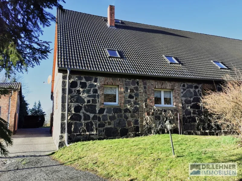 Haus kaufen bei Pasewalk - Haus kaufen in Rollwitz - Dr. Lehner Immobilien NB -Doppelhaushälfte mit historischem Flair auf großem Grundstück