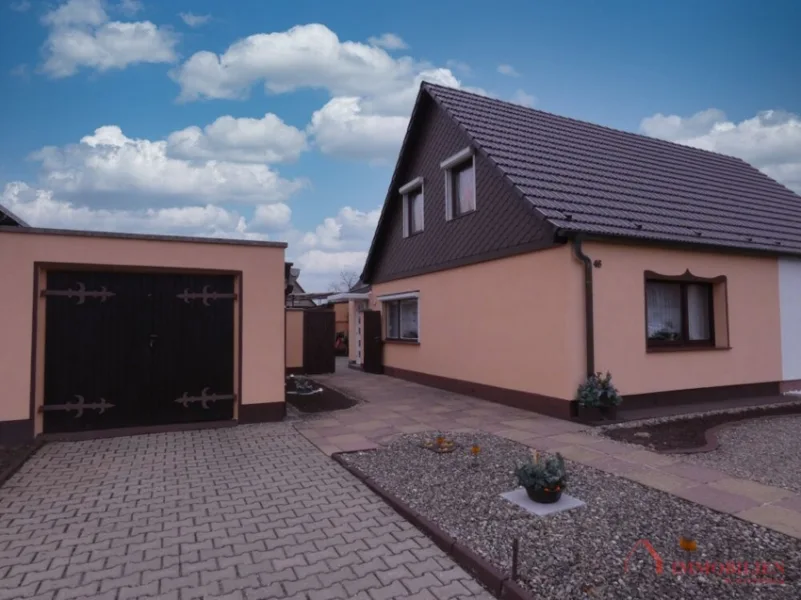 Vorderansicht links - Haus kaufen in Kyritz - Doppelhaushälfte mit Ferienwohnung in ruhiger Wohnlage in Kyritz