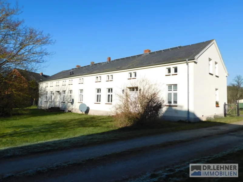 Ansicht von der Auffahrt - Haus kaufen in Lanz - Geräumiges Zweifamilienhaus in idyllischer Lage! - Vollvermietet  -