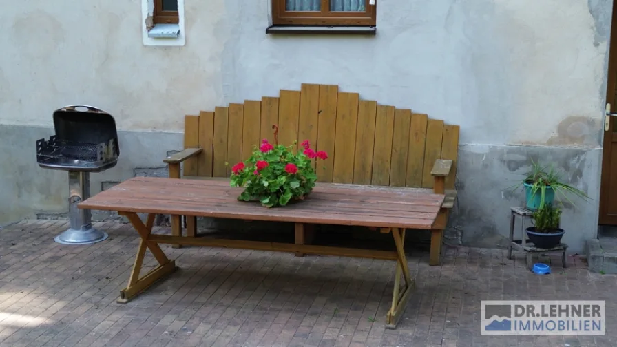 Sitzmöglichkeit vor dem Haus 