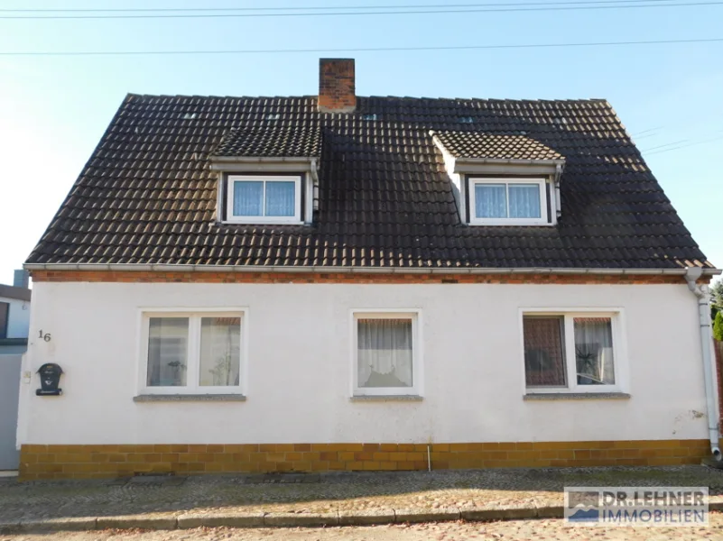 Haus-Frontseite - Haus kaufen in Sandau (Elbe) - Viel Platz für eine große Familie! EFH mit Einliegerwohnung und schönem Garten!