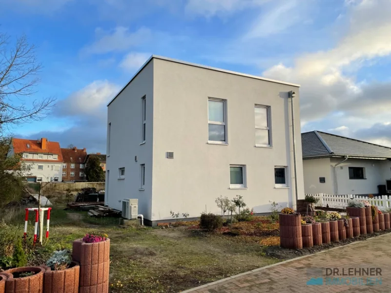 Straßenansicht mit Auffahrt - Haus kaufen in Wittenberge - Neues Energieeffizienzhaus mit Garten - Modernes Wohnen in Elbnähe!