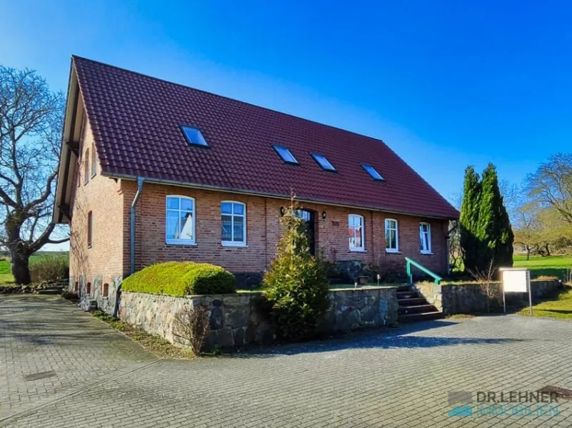 Haus kaufen bei Burg Stargard - Haus kaufen in Burg Stargard / Bargensdorf - Dr. Lehner Immobilien NB - Gepflegtes Landhaus mit 4 Wohnungen bei Neubrandenburg