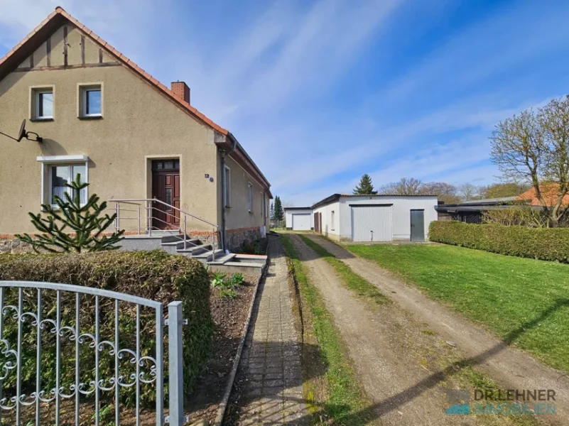 Haus kaufen bei Möllenbeck - Haus kaufen in Möllenbeck - Dr. Lehner Immobilien NB - Solides Reihenendhaus mit großem Grundstück
