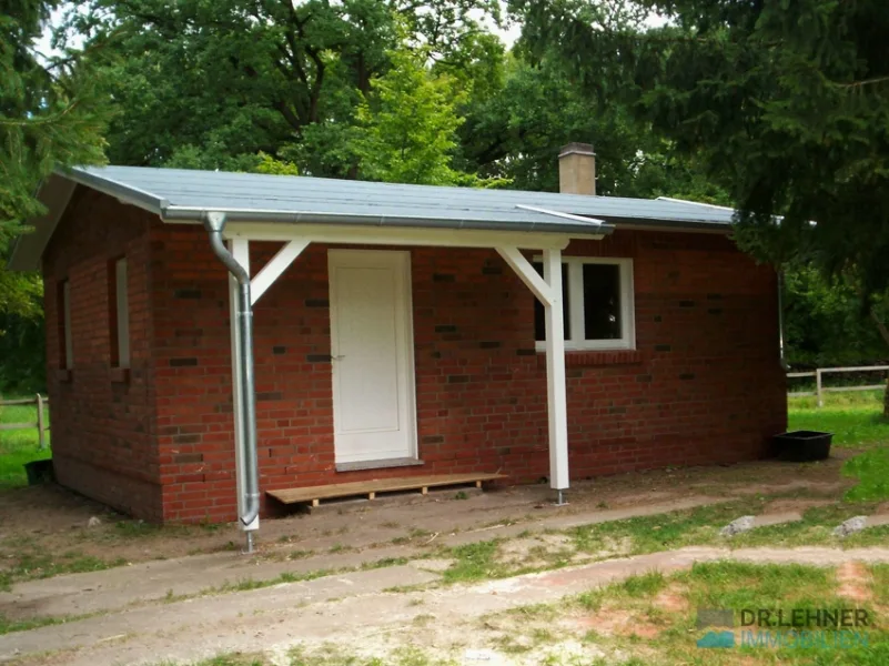 Rückseite Gartenhaus mit überdachtem Eingang