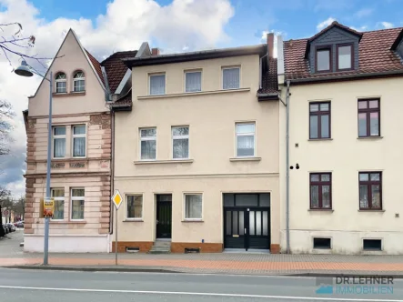 Straßenansicht  - Haus kaufen in Bernburg - Stadthaus im Zentrum Bernburgs mit historischem Charme