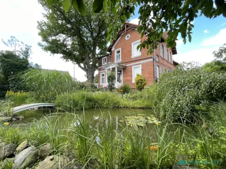 Haus-Giebelseite - Haus kaufen in Walsleben - Charmantes Zweifamilienhaus mit idyllischem Gartenbereich!