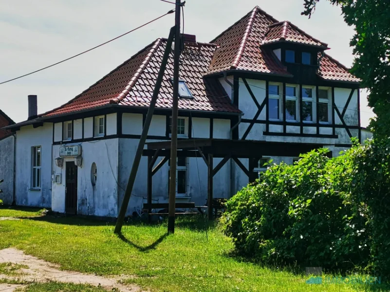 Seitenansicht mit Carport