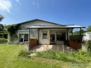 Bungalow mit Terrasse-Seitenansicht