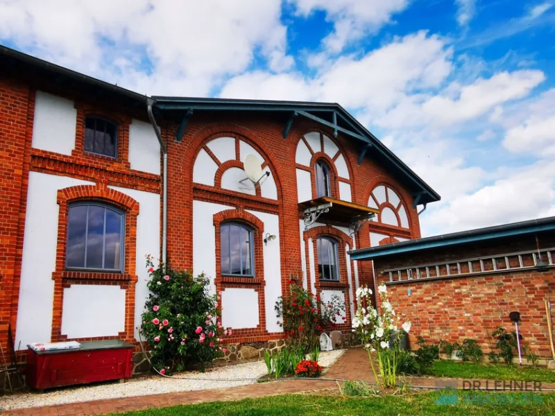 Seitenansicht und Garage von hinten