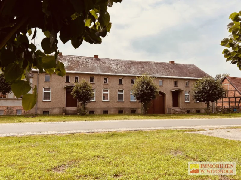 Vorderansicht links - Haus kaufen in Gumtow / Vehlow - Dreiseitenhof in Vehlow