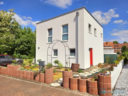 Straßenansicht - Haus kaufen in Wittenberge - Neues Energieeffizienzhaus mit Garten - Modernes Wohnen in Elbnähe!