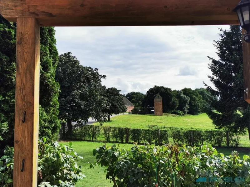 Blick vom Hauseingang in die Landschaft