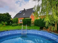 Hausansicht mit Pool