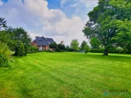 Gartenidylle mit Kastanienbaum