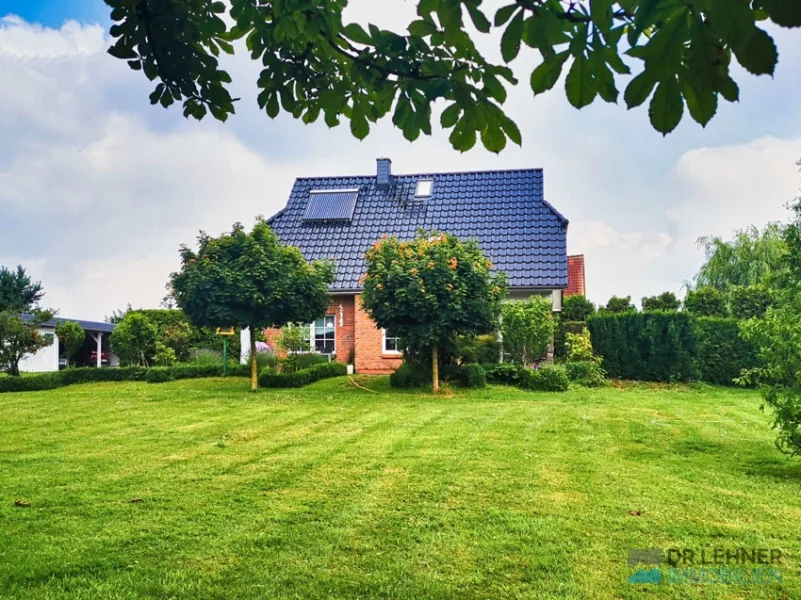 Haus kaufen in Ziesendorf - Haus kaufen in Ziesendorf / Fahrenholz - Dr. Lehner Immobilien NB -Bei Rostock - Modernes Einfamilienhaus auf sehr großem Grundstück