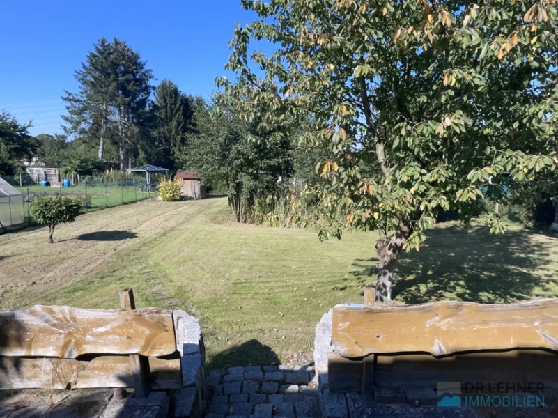 Blick vn der Terrasse in den Garten