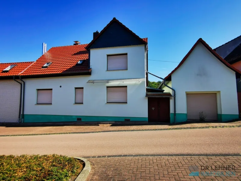 Straßenansicht mit Garage