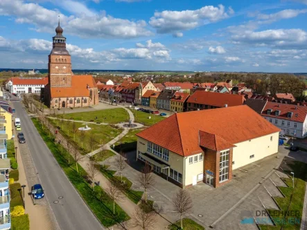 Haus kaufen in Malchin - Gastgewerbe/Hotel kaufen in Malchin - Dr. Lehner Immobilien NB-Erlebniszentrum mit Bistro und Bühne