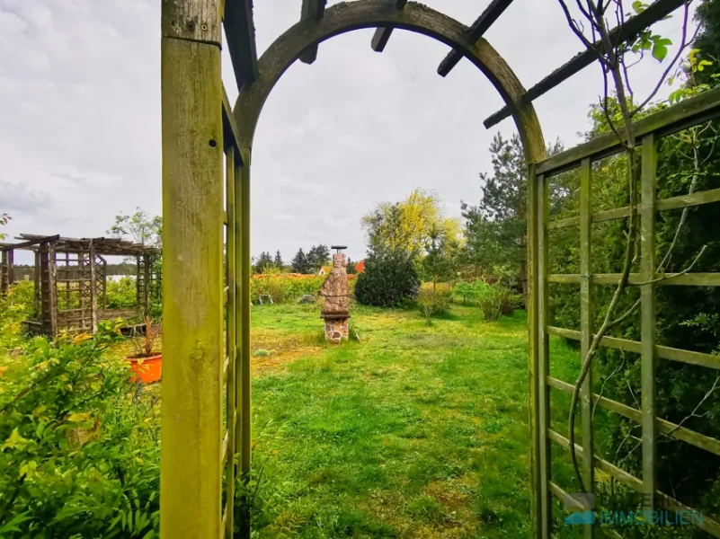 Blick in den weitläufigen Garten