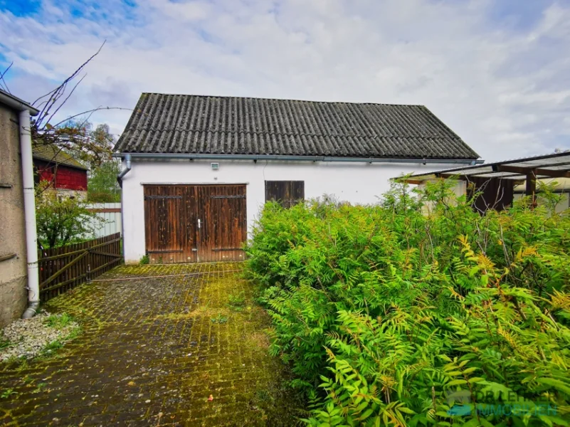 Weiteres Nebengebäude mit Garage