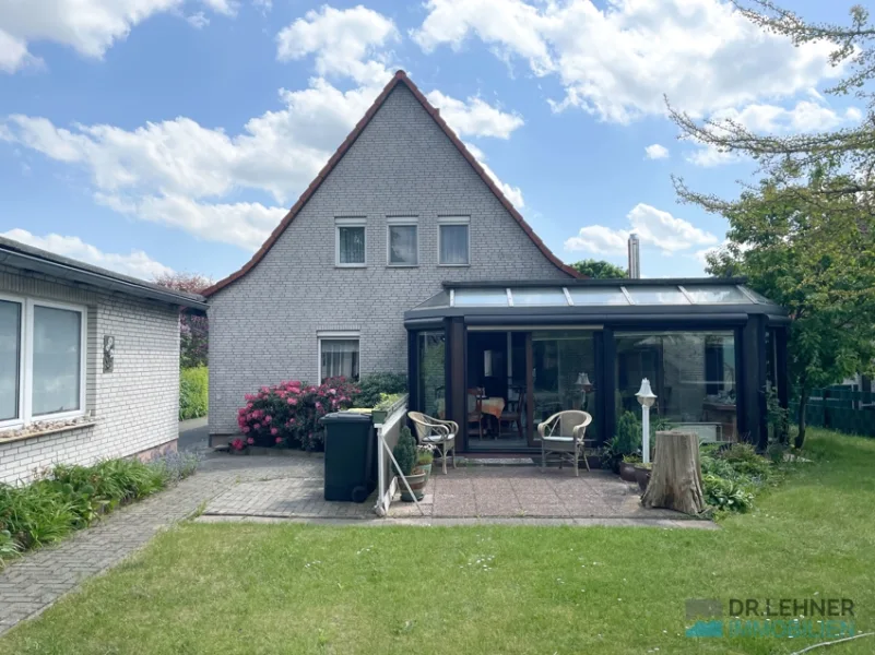 Rückseite vom Haus mit Wintergarten und Terrasse