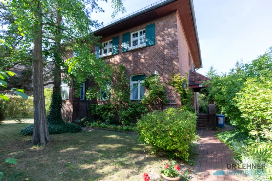 Straßenansicht - Haus kaufen in Berlin / Niederschönhausen - Einzigartige historische Stadtvilla in Berlin - Niederschönhausen