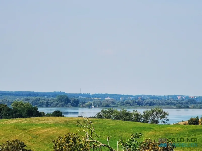 Idyllischer Seeblick vom Grundstück aus