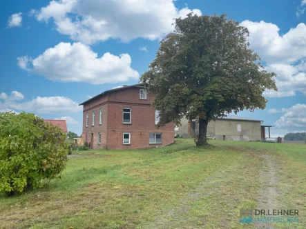 Giebelseite - Haus kaufen in Neuhaus / Tripkau - Tierhaltung Möglich! Idyllisches Grundstück mit geräumigen ZFH und Scheune auf ca. 1,8 ha!