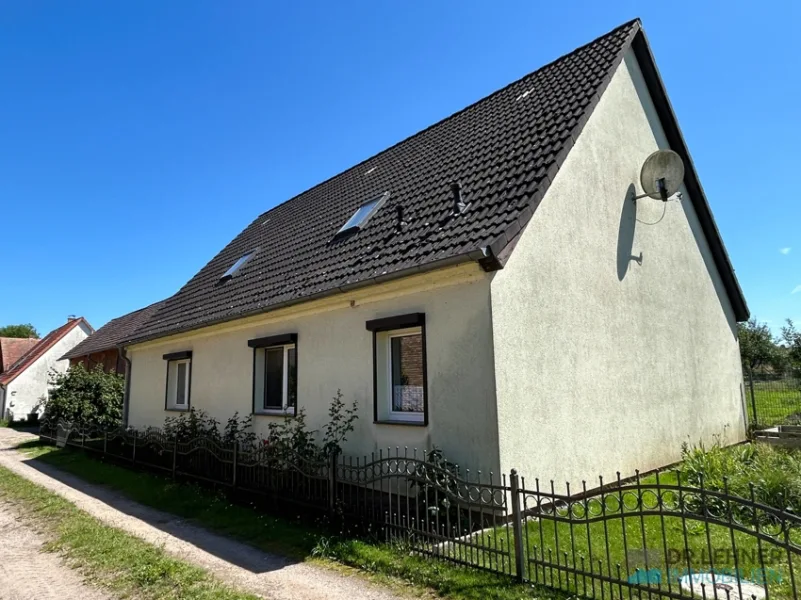 Straßenansicht mit Giebel rechts - Haus kaufen in Plattenburg / Garz - Einfamilienhaus auf kleinem Grundstück