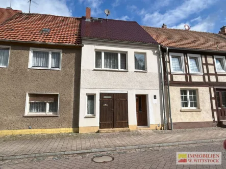 Vorderansicht - Haus kaufen in Pritzwalk - Reihenhaus in zentraler Stadtlage