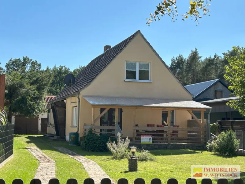 Vorderansicht - Haus kaufen in Stepenitz Marienfließ - Gemütliches EFH mit großen Carport in Waldrandlage