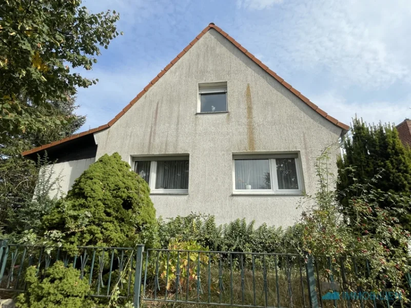 Frontansicht - Haus kaufen in Hindenburg / Krusemark - EFH mit großem Garten und Wiese am Ortsrand von Hindenburg!