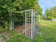 Pergola im weitläufigen Garten