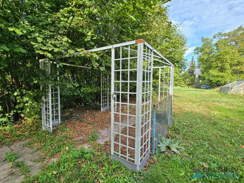 Pergola im weitläufigen Garten