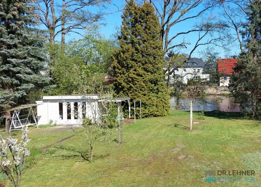 Blick zum Gartenhaus am Wasser