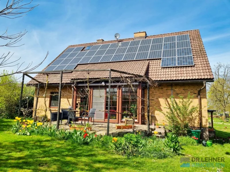 Gartenseite Wohnhaus mit Terrasse