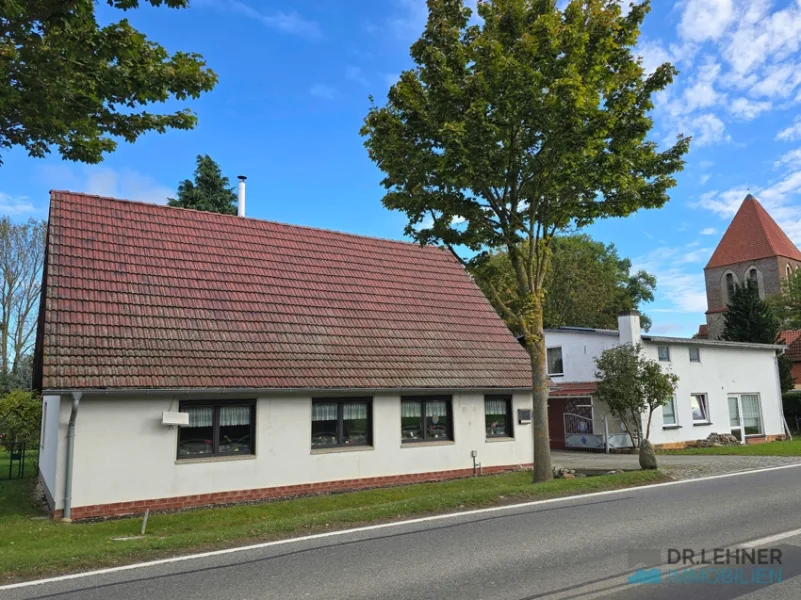 Straßenansicht Wohnhaus und Nebengelass rechts