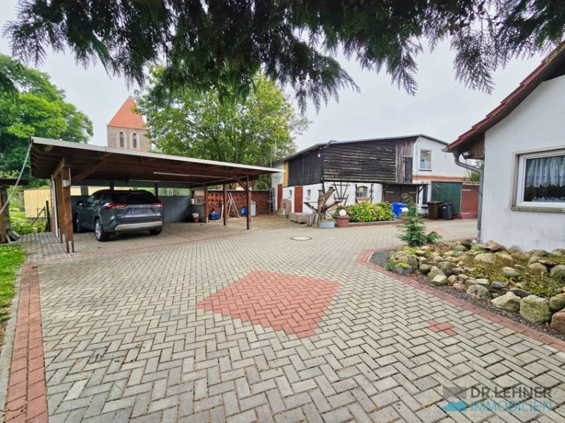 Hofansicht Nebengelass mit Carport