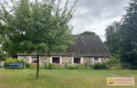 Vorderansicht - Haus kaufen in Gülitz-Reetz / Gülitz - RESERVIERT - Gemütliches Feldsteinhaus mit Ferienwohnung in ruhiger Lage