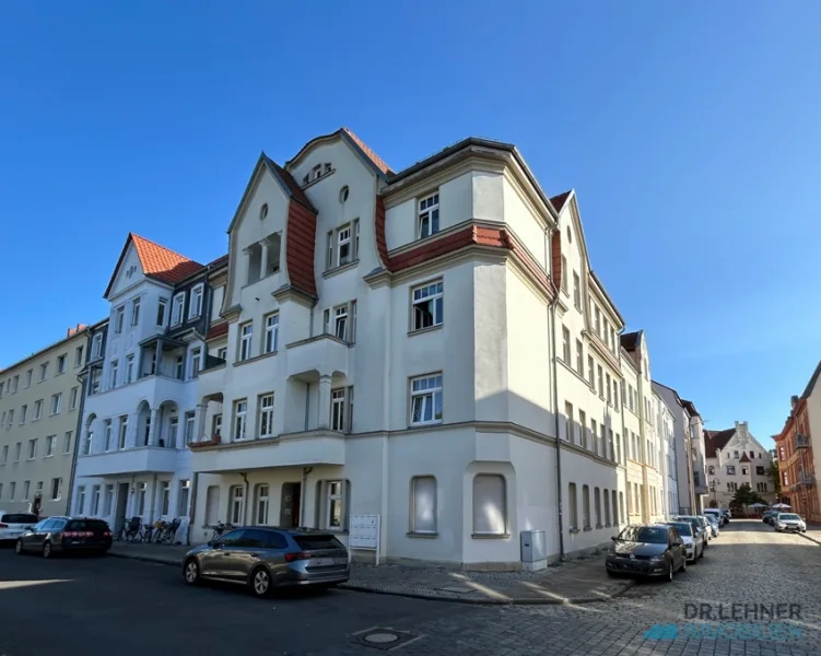 Straßenansicht Ecke - Haus kaufen in Wittenberge - Charmantes Mehrfamilienhaus im Herzen von Wittenberge