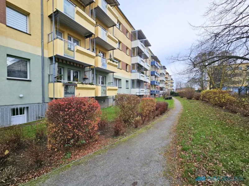 Hofseite mit Balkon und Kellerzugang