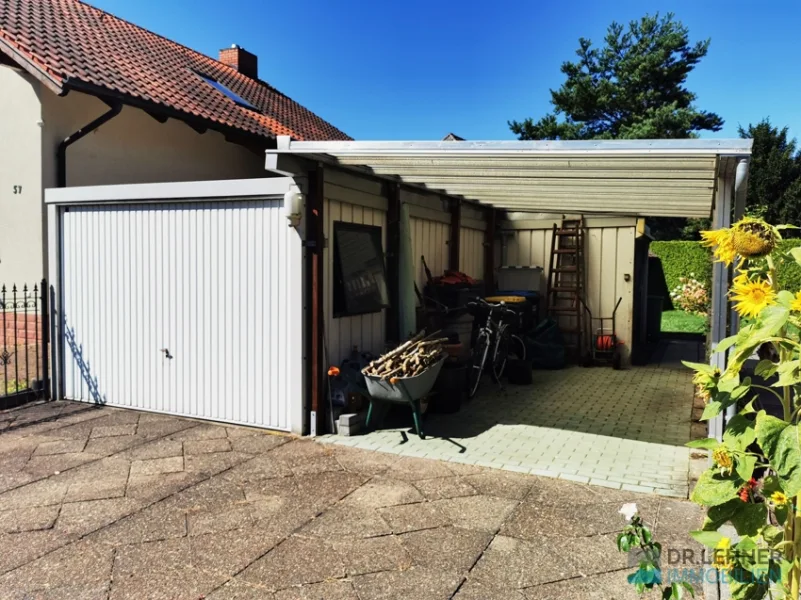 Links Garage, rechts Carport