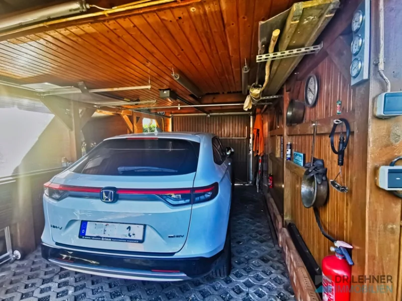 Garage im hinteren Grundstücksteil