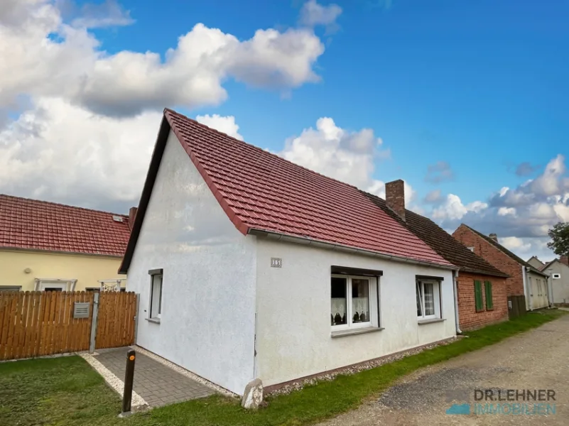 Giebelansicht - Haus kaufen in Wittstock/Dosse / Fretzdorf - Charmante Doppelhaushälfte mit Einliegerwohnung auf großzügigem Grundstück an der Dosse