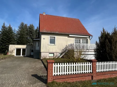 Straßenansicht - Haus kaufen in Temnitztal / Kerzlin - Einfamilienhaus mit ehemaligem Verkaufsraum