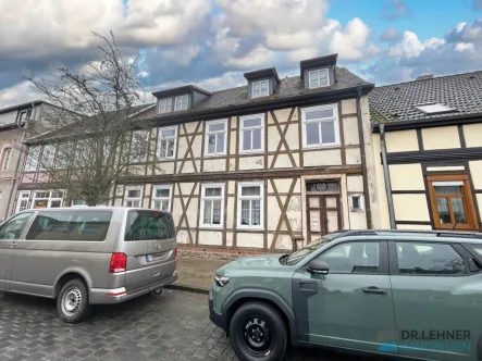 Titelbild - Haus kaufen in Osterburg - Mehrfamilienhaus mit historischem Charme im Herzen von Osterburg (Altmark)