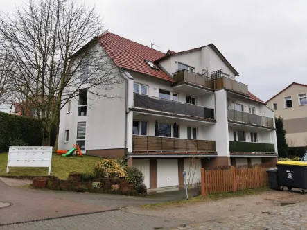 Hausansicht Straßenseite - Wohnung kaufen in Mühlenbecker Land - Schöne 2-Zimmer-Wohnung mit Balkon und Tiefgaragen-Stellplatz